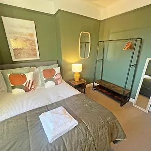 Recently Refurbished 3 Bedroom With Parking - Perfect For Longstays - Sleeps 8 Holiday home Chester