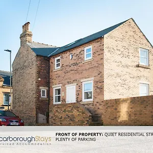 Hibernia Place, 3 Bedroom Townhouse With Patio & Seating Area - Free Parking Holiday home